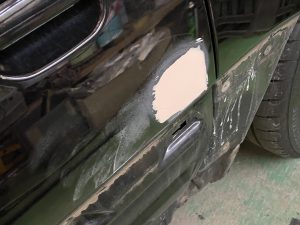 ヘコミをパテ修正